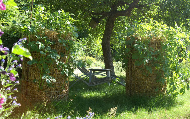 Im Juni, schattiger Ruheplatz unter dem Apfelbaum, mit den Kartoffeltürmen im Vordergrund 