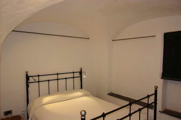 de Sonnaz I: Schlafzimmer 5 mit französischem Bett