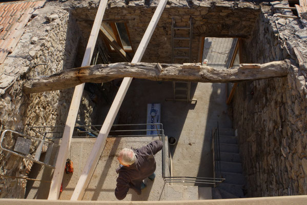 Fielile: Ausbau des alten, deider angefaulten Steineichenbalkens