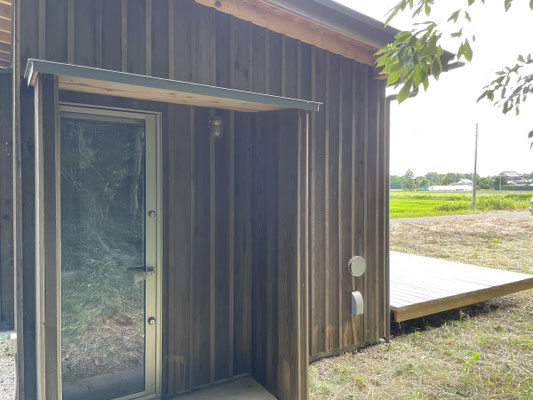 「茂原市七渡の田園地帯に佇むミニマルな木の小屋。130坪超の敷地を持つセカンドハウス・秘密基地」