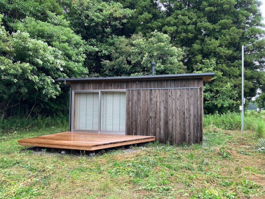 「茂原市七渡の田園地帯に佇むミニマルな木の小屋。130坪超の敷地を持つセカンドハウス・秘密基地」