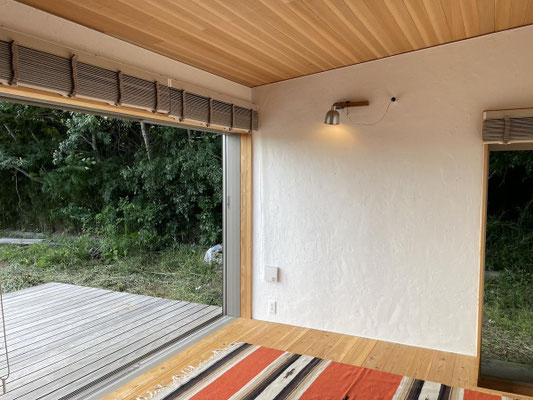「茂原市七渡の田園地帯に佇むミニマルな木の小屋。130坪超の敷地を持つセカンドハウス・秘密基地」