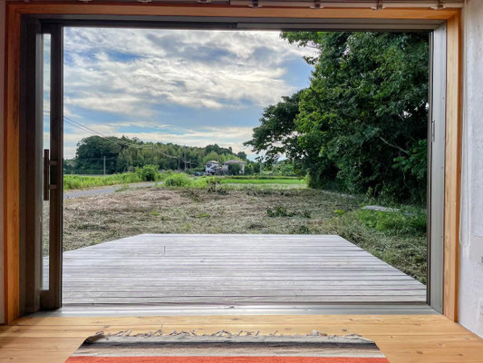 「茂原市七渡の田園地帯に佇むミニマルな木の小屋。130坪超の敷地を持つセカンドハウス・秘密基地」