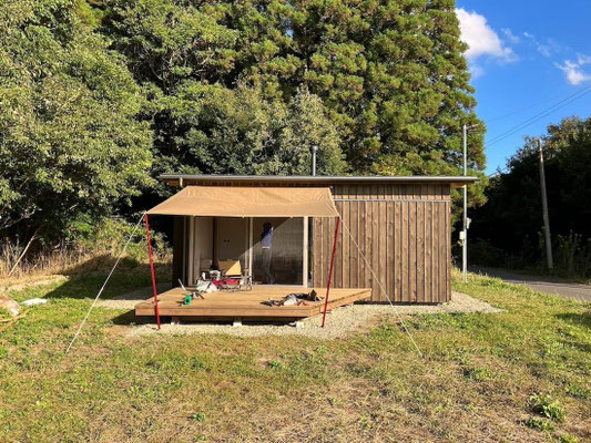 「茂原市七渡の田園地帯に佇むミニマルな木の小屋。130坪超の敷地を持つセカンドハウス・秘密基地」