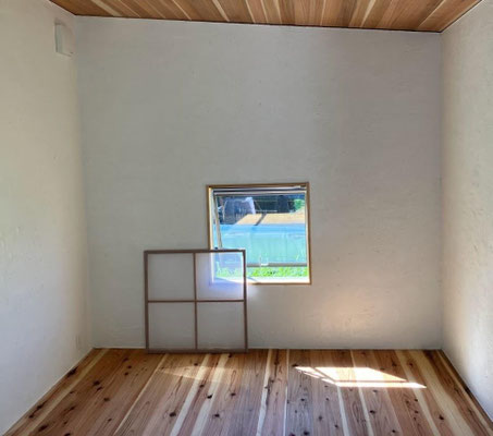 「茂原市七渡の田園地帯に佇むミニマルな木の小屋。130坪超の敷地を持つセカンドハウス・秘密基地」