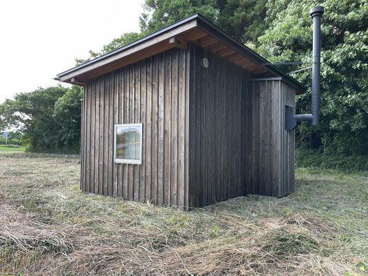 「茂原市七渡の田園地帯に佇むミニマルな木の小屋。130坪超の敷地を持つセカンドハウス・秘密基地」
