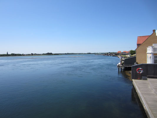 Fjord waar het water met kracht in en uit stroomt