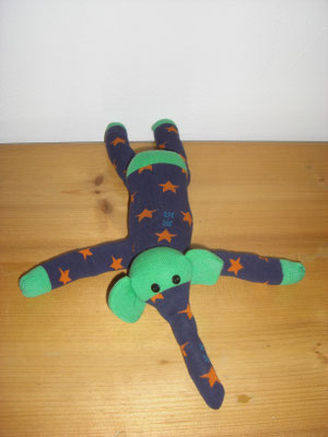 Sockenelefant, dunkelblau mit orangen Sternen und grün
