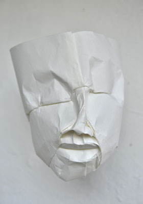 Papierkopf /2017 / Papier, Leim, Metall / 21x14x24cm