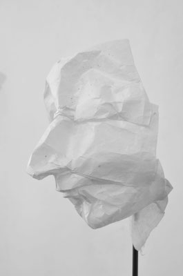 aus der Serie "Nepal" / 2019 / handgeschöpftes Nepalpapier, Leim, Metall / 155 x 20 x 20 cm