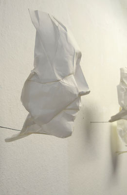schwebend schauend 5/25 VII / Papier / 2024 / 26 x 26 x 16 cm