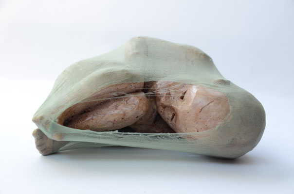 so schön wie Rosenblätter /2023 /Betonguss, patiniert, Nylonstrumpfhose / 23 x 17 x 11 cm