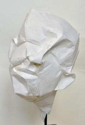 beknickt (Detailansicht) / 2017 / Papier, Leim, Metallstange, Betonsockel 155 x 15 x 15 cm