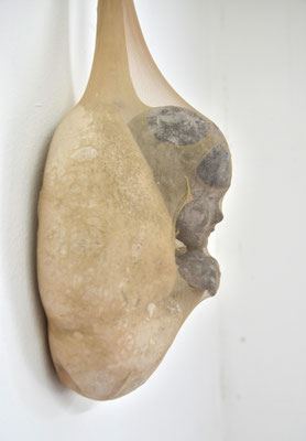 Mensch, hängend / 2018 / Beton, Nylonstrumpfhose / 80x15x16cm