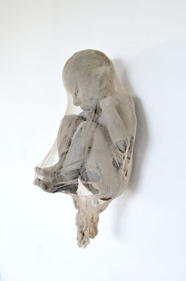 inneres Flattern II / 2020 / Beton, Nylonstrumpfhose  /28 x 13 x 16 cm