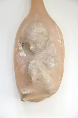 zähhell VI / 2018 / Beton, Nylonstrumpfhosen / 80 x 15 x 16 cm
