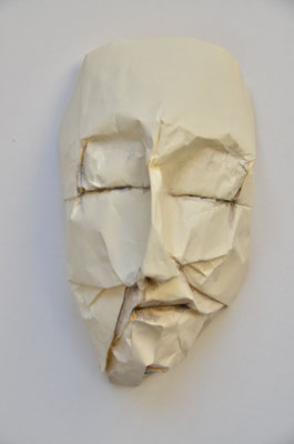 o.T. / 2017 / Papier, Leim, Acrylfarbe / 19x13x8cm
