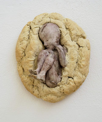 im Laib III / 2021 /Betonguss, Schellack, Hefeteig / 32x26x15cm (Foto von K. Schaeffer)