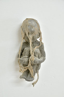 Geborgenheit träumt mich I / 2018 / Beton, Nylonstrumpfhose / 23 x 10 x 10 cm