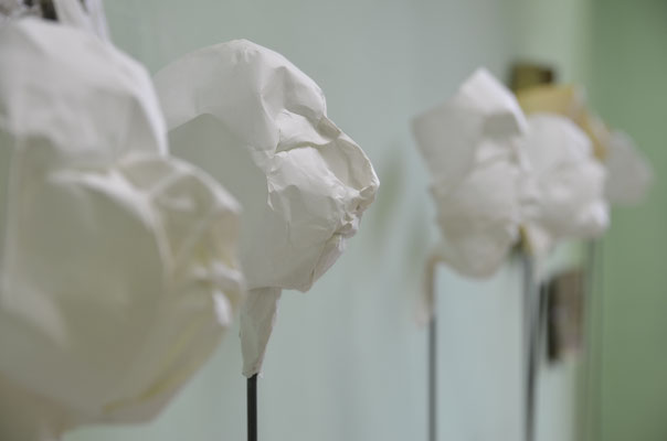 Papierköpfe (Detail) / 2017 / Papier, Leim, Metallstangen / Beton / 155cm