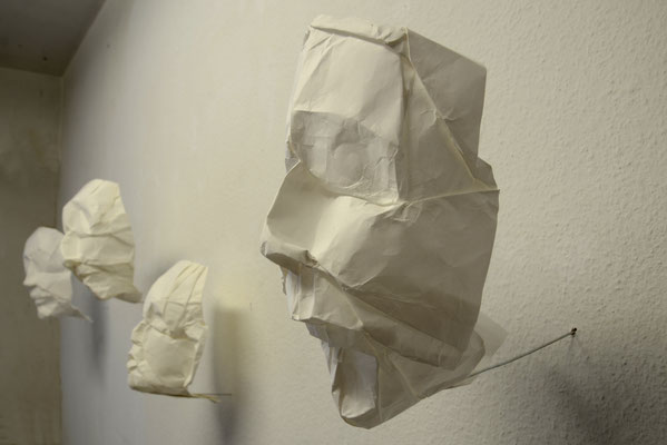 Serie "schwebend schauend" / seit 2022 / Papier je 26 x 26 x 16 cm