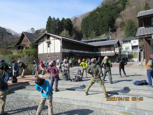 開会式：準備体操で体をほぐします