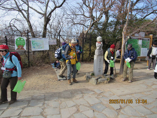 ゴミ拾い2：高尾山頂のシンボル「おそうじ小僧」