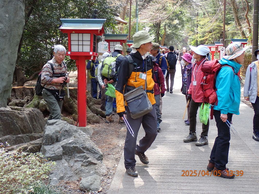 ゴミ拾い：参道に落ちているゴミを拾う