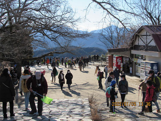 ゴミ拾い：高尾山頂でゴミを拾います