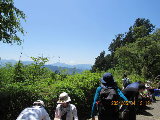 景色：もみじ台から雪が少なくなった富士山が