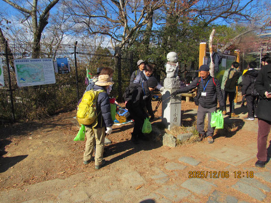 ゴミ拾い：高尾山頂のシンボル「おそうじ小僧」の周りでゴミ拾い