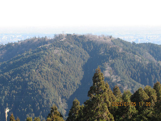 小仏城山からの高尾山頂