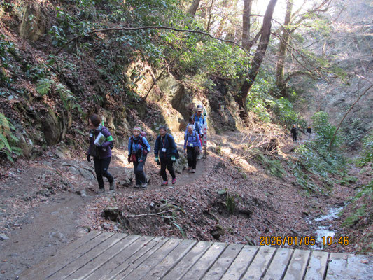 上る：山頂目指して6号路の山道を