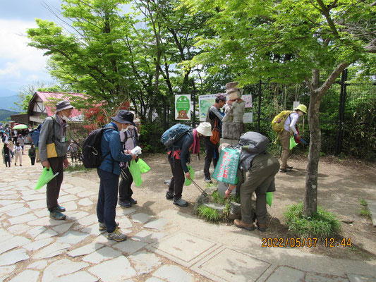 ゴミ拾い：山頂のおそうじ小僧の周りを入念に拾います