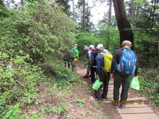 ゴミ拾い：午後は登山道に落ちているゴミを拾います