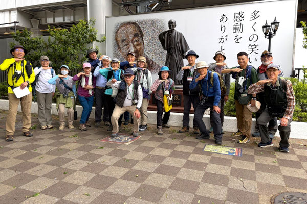 解散直前東村山駅前で志村けんの銅像前で