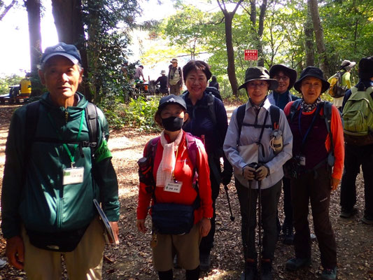 小仏峠：急な登りは終わりです