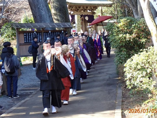 新年の薬王院：護摩修行に向かう僧侶の列