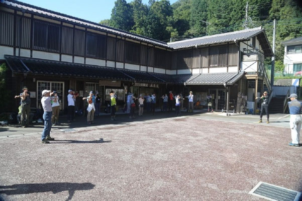 準備体操：出発前にストレッチ