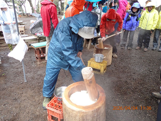 餅つきの初めはつぶす作業