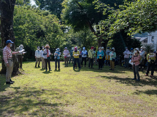 小仏関跡の公園で開会式：コースと見所の説明です