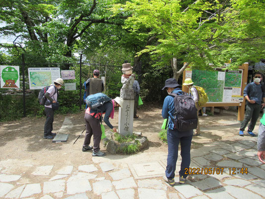 ゴミ拾い：おそうじ小僧が洒落たシャッポを被っています