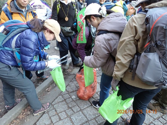 ゴミの分別：清滝駅前に下山して拾い集めたゴミを区分けします