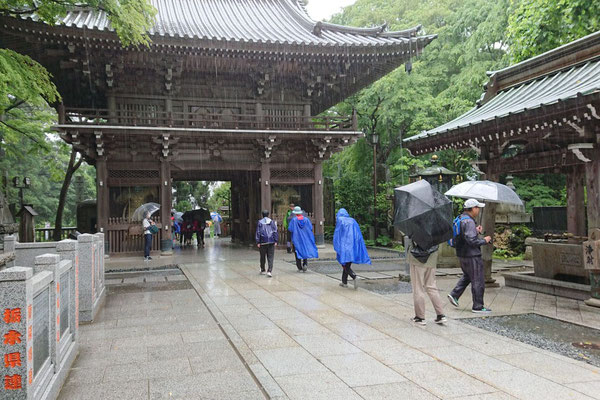 薬王院四天王門前で