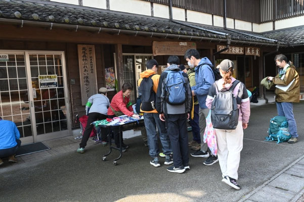 高尾森林ふれあいセンター前 受付の様子