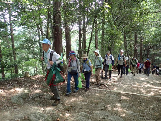 「もっときれいにし隊」：登りでもゴミを拾います