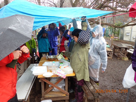雨除けの人間柱のタープ
