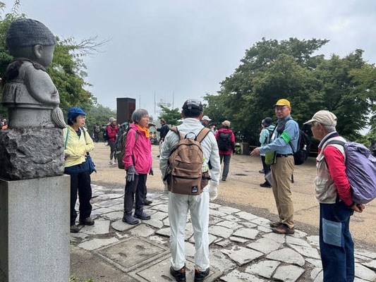 高尾山の山頂で昼食後は、お掃除小僧の近くで、くだりのコースを再確認