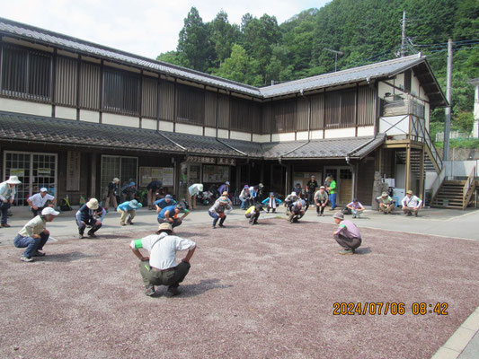 準備体操：山を登るので膝を屈伸します