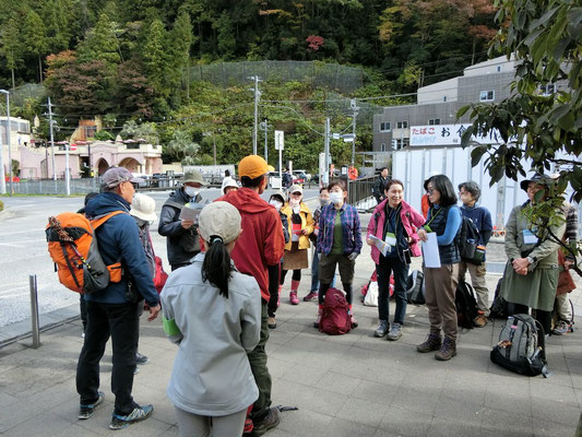 高尾山口駅前で開会式